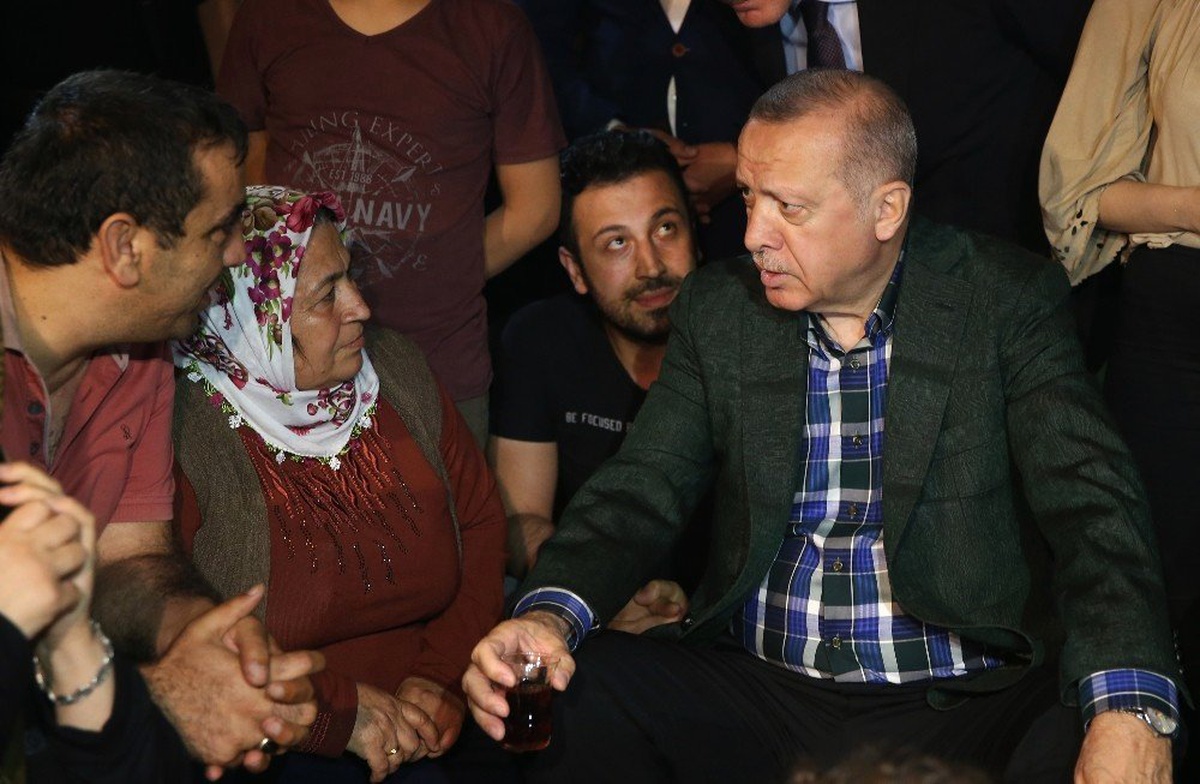 Cumhurbaşkanı Erdoğan, Zeytinburnu Sahili\'nde vatandaşlarla çay içti