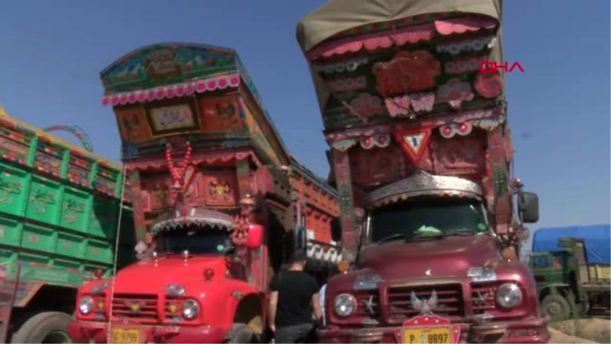 DHA DIŞ - Pakistanlı sürücülerin hayali \'süslü kamyon\'