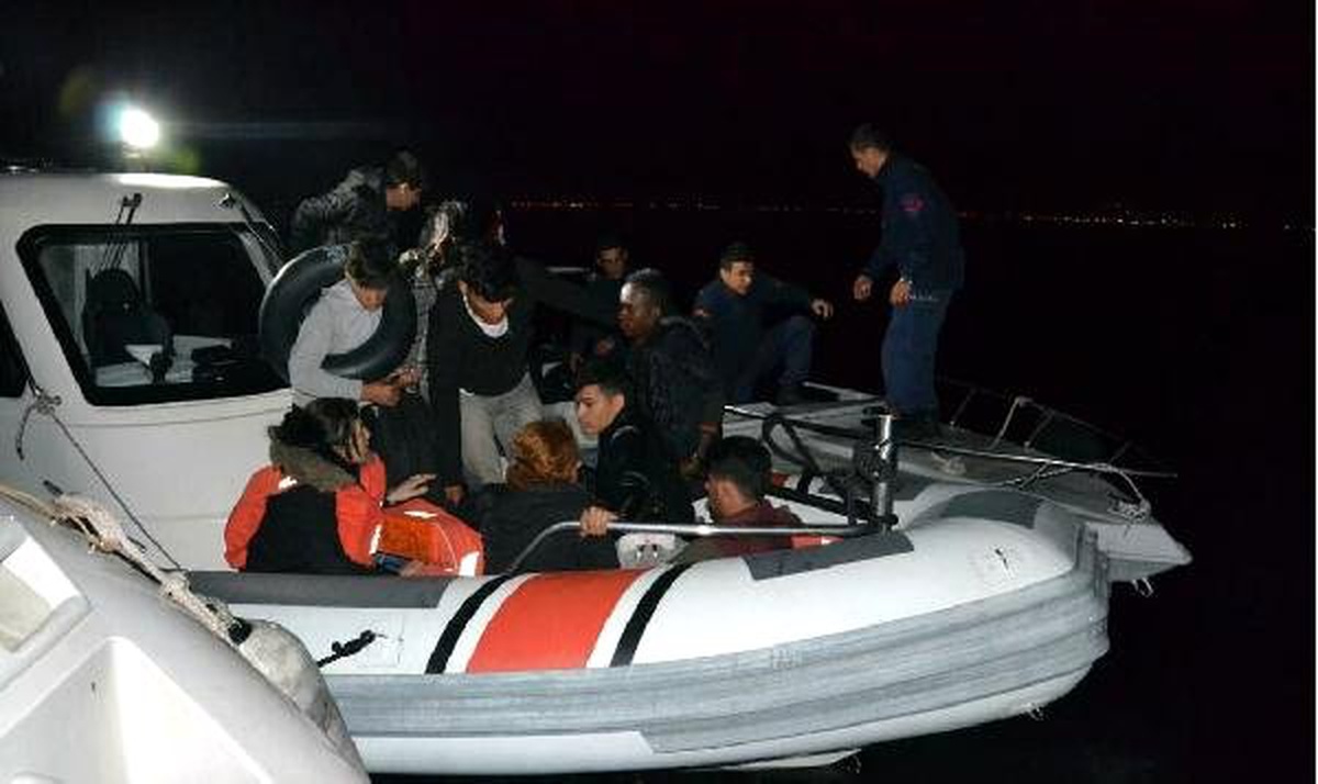 Dikili açıklarında 15 kaçak göçmen yakalandı