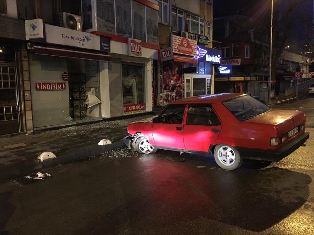 Direksiyon hakimiyetini kaybeden alkollü sürücü iş yerine girdi