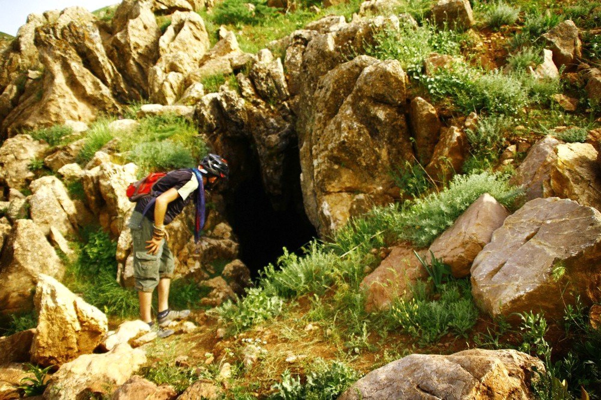 Doğayı fotoğraflarken mağara keşfetti