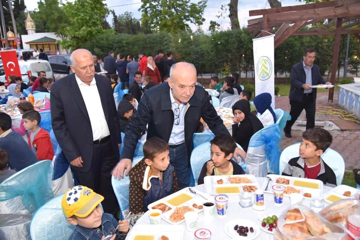Dursunbey\'de Kırsal Mahalle\'de Yaşayan Çocuklara Özel İftar