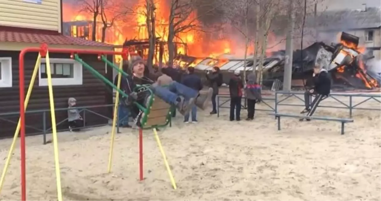 Ev Yanarken Salıncakta Sallanan Çocuk Sosyal Medyaya Damga Vurdu!