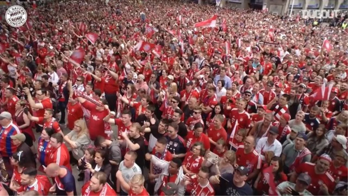 FC Bayern Marienplatz\'da İkili Kutluyor