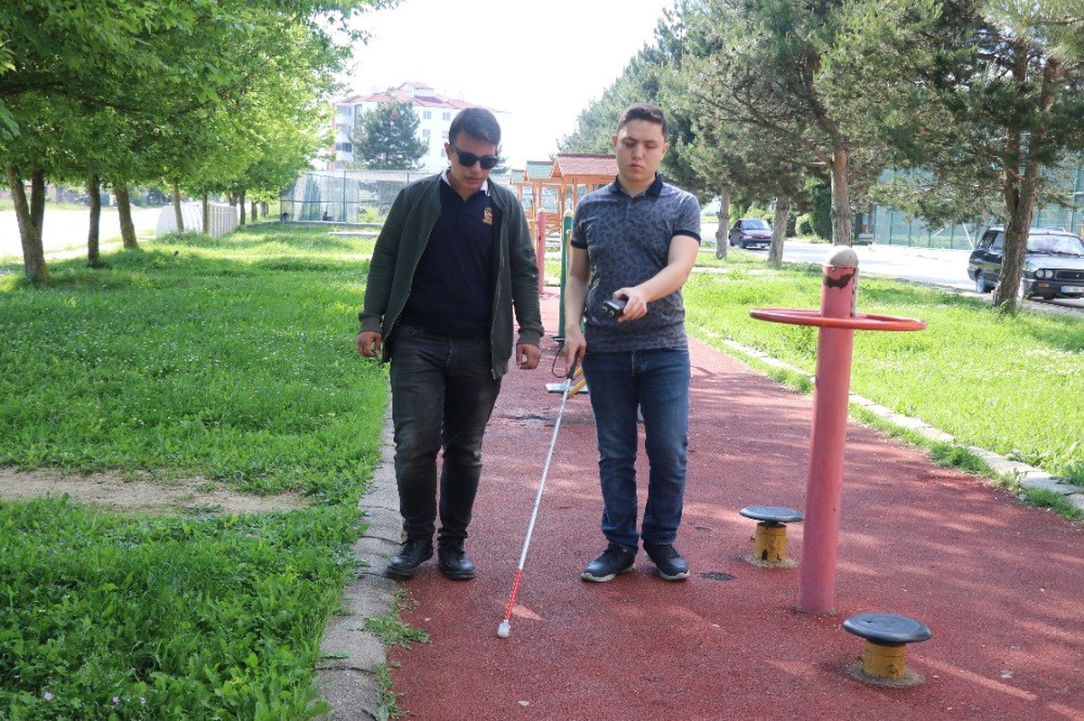 Görme engelli kuzeni için engellere sesli uyarı veren cihaz üretti