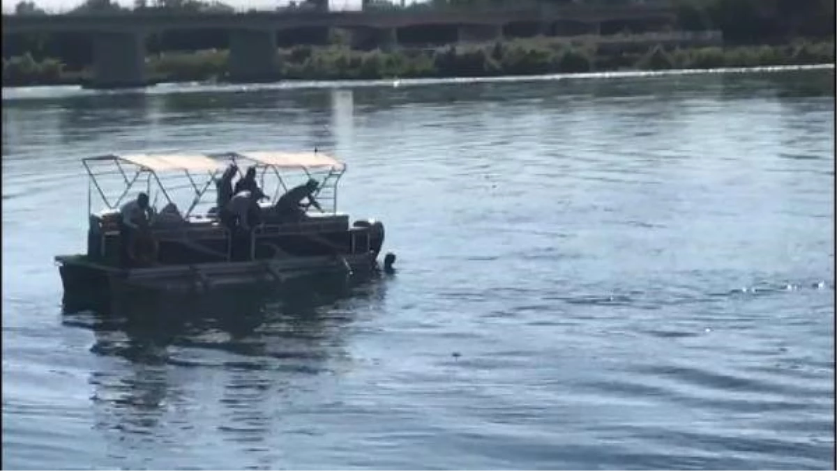 Hırsızlıktan aranan şüpheli polisten Fırat Nehri\'ne atlayarak kaçtı