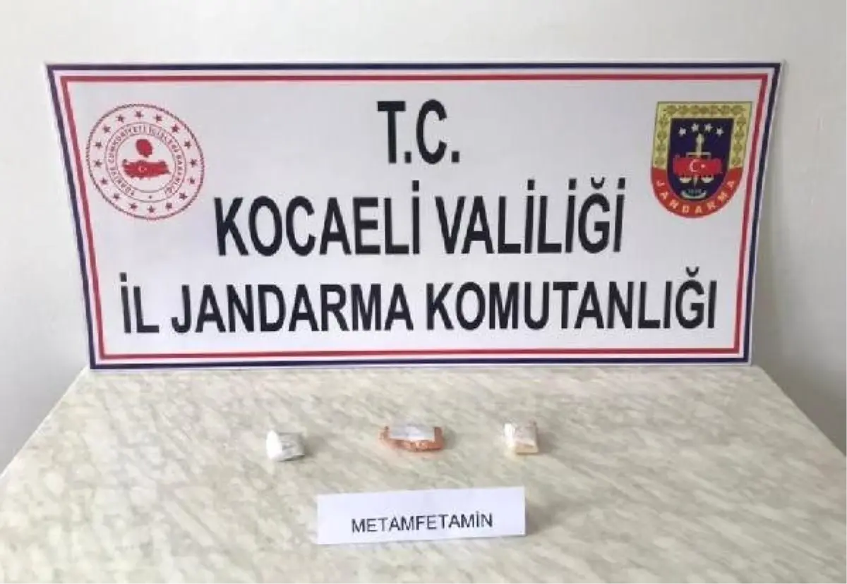 Jandarmayı görünce uyuşturucuyu koltuğun altına attı