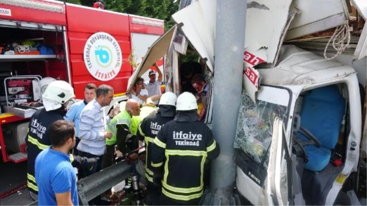 Kamyonet refüjdeki direğe çarptı: 1 ölü, 2 yaralı