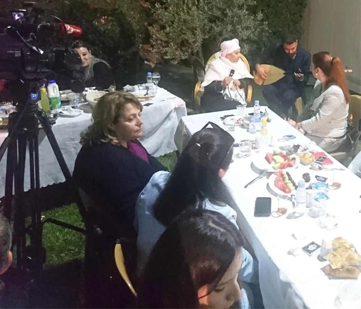 Kardelen\'in geleneksel iftarına katılan misafirler, usta sanatçının türküleriyle mest oldu