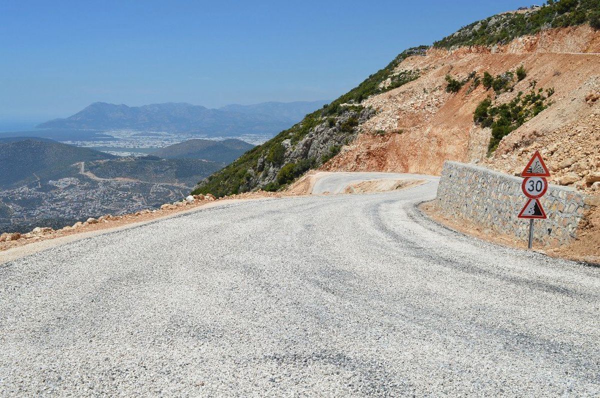 Kaş Bezirgan yolu asfaltlandı