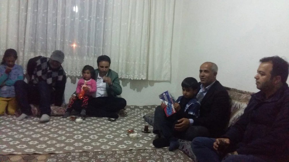 Kaymakam ve belediye başkanı 5 kişilik aileyle iftar açtı