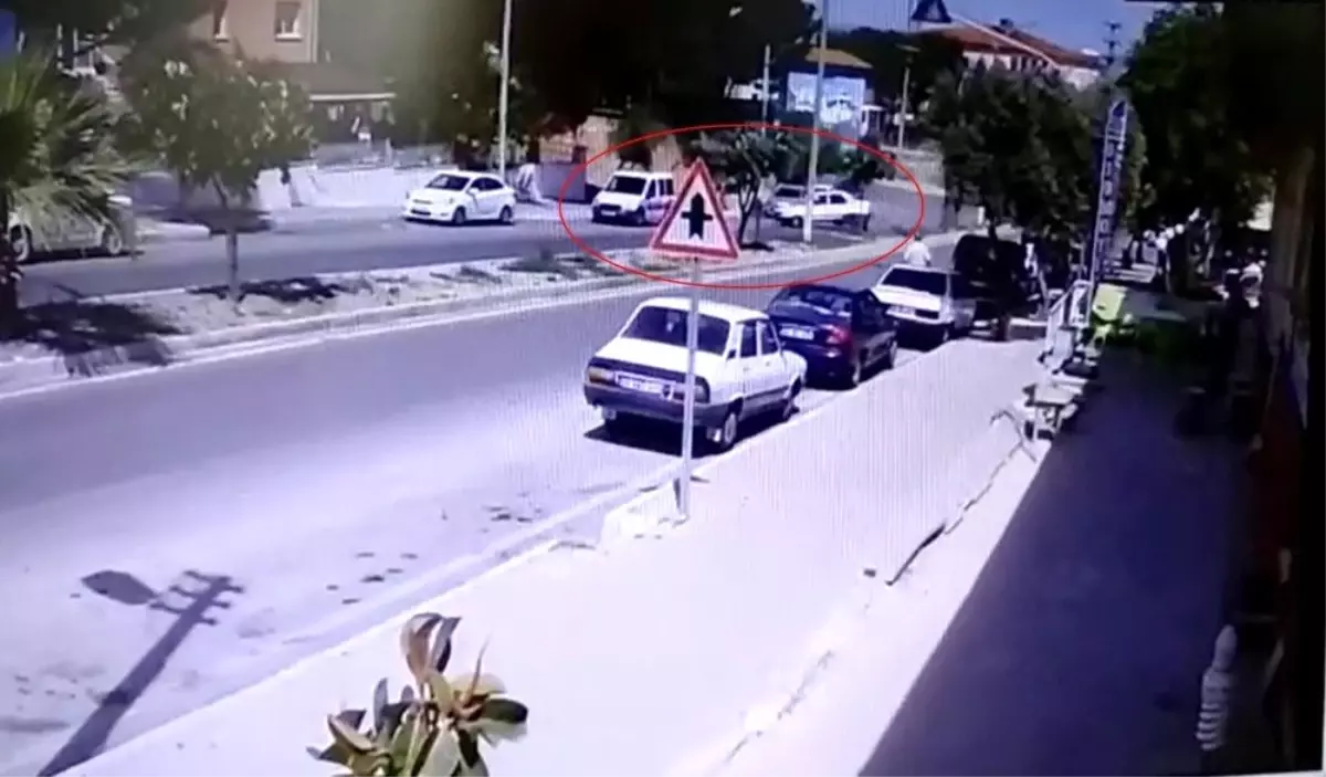 Kontrolden çıkan otomobil polis aracına böyle çarptı