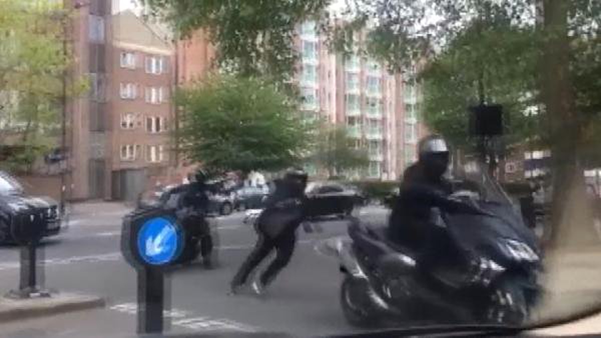 Londra\'da motosikletli grup kuyumcuyu soydu