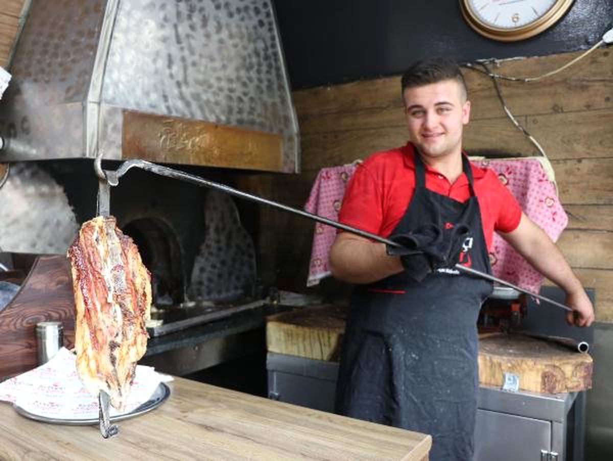 Meşhur Denizli kebabı, çatal bıçak kullanılmadan tüketiliyor