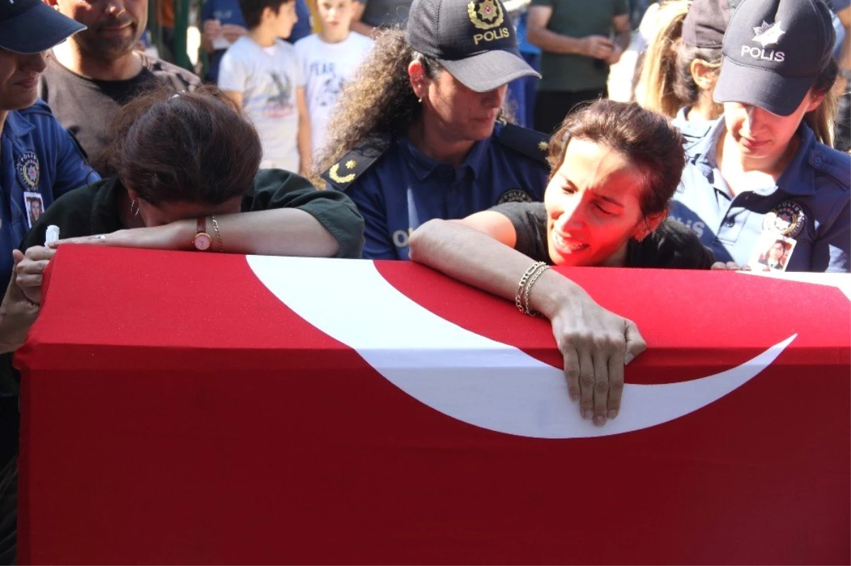 Meslektaşı tarafından öldürülen kadın polis Mersin\'de toprağa verildi