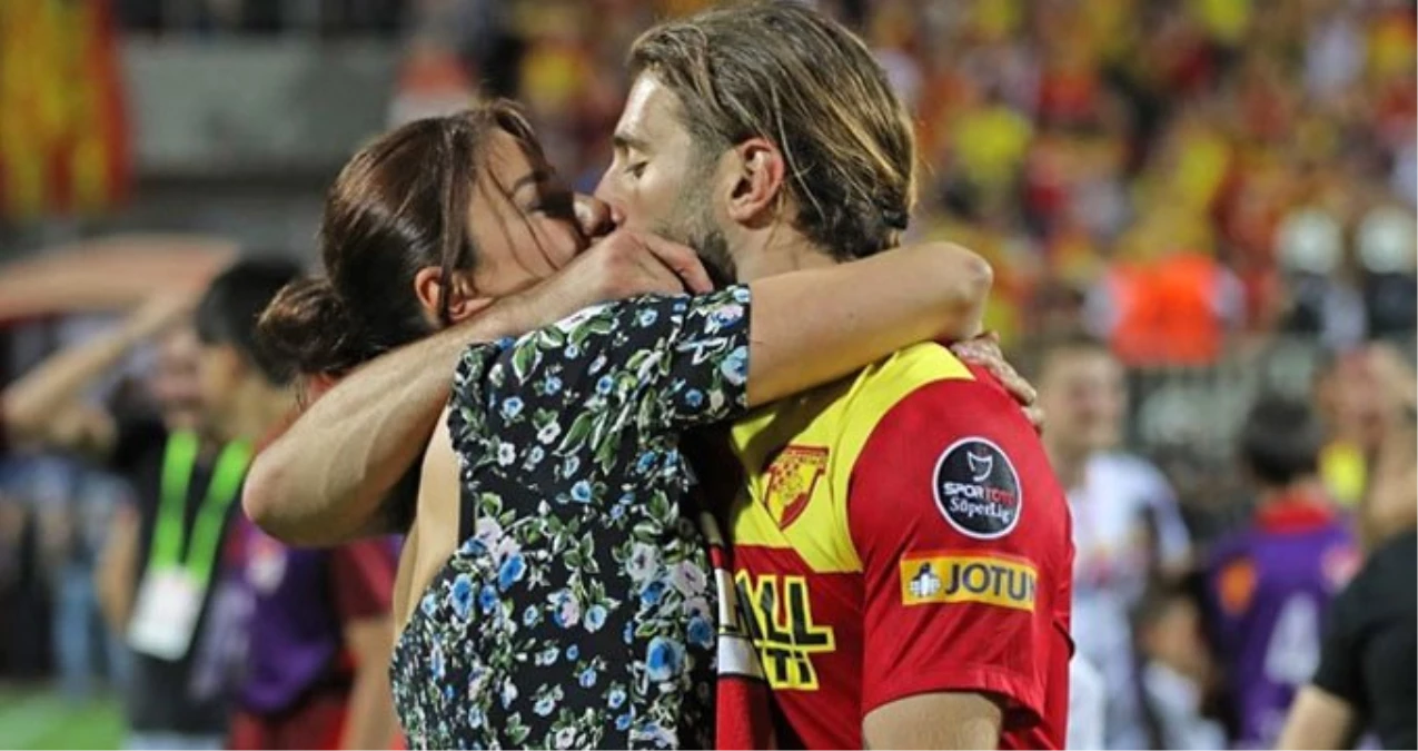Model Ebru Şancı, Maçı Kazanan Eşi Alpaslan Öztürk\'ü Öpücüklere Boğdu
