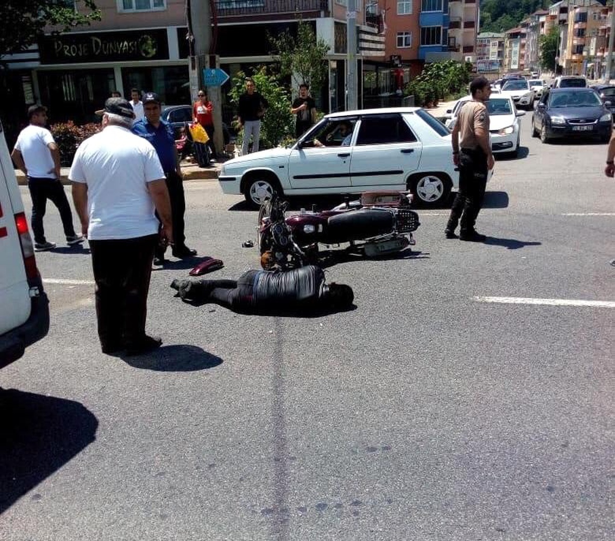 Motosiklet ile kamyonet çarpıştı: 1 yaralı