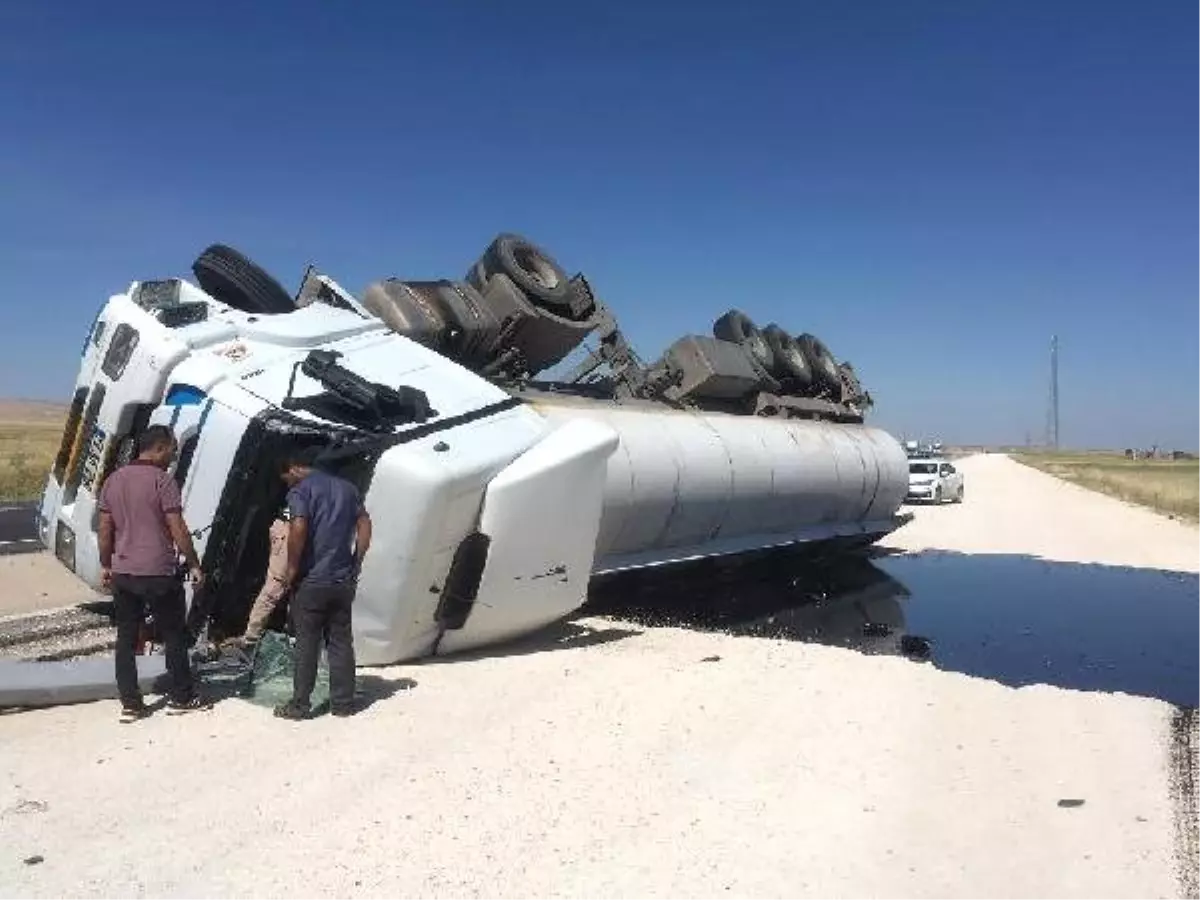 Nusaybin\'de tanker devrildi, ham petrol yola döküldü: 1 yaralı