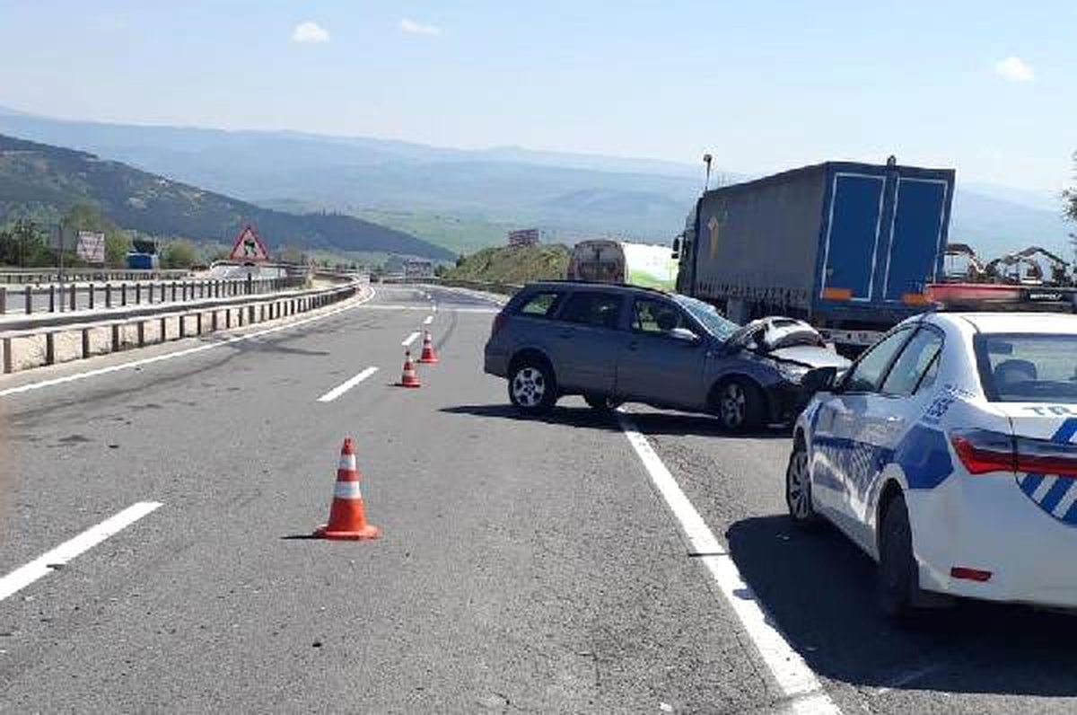 Otomobil temizlik kamyonuna çarptı, Gürcistan uyruklu 2 kişi yaralandı