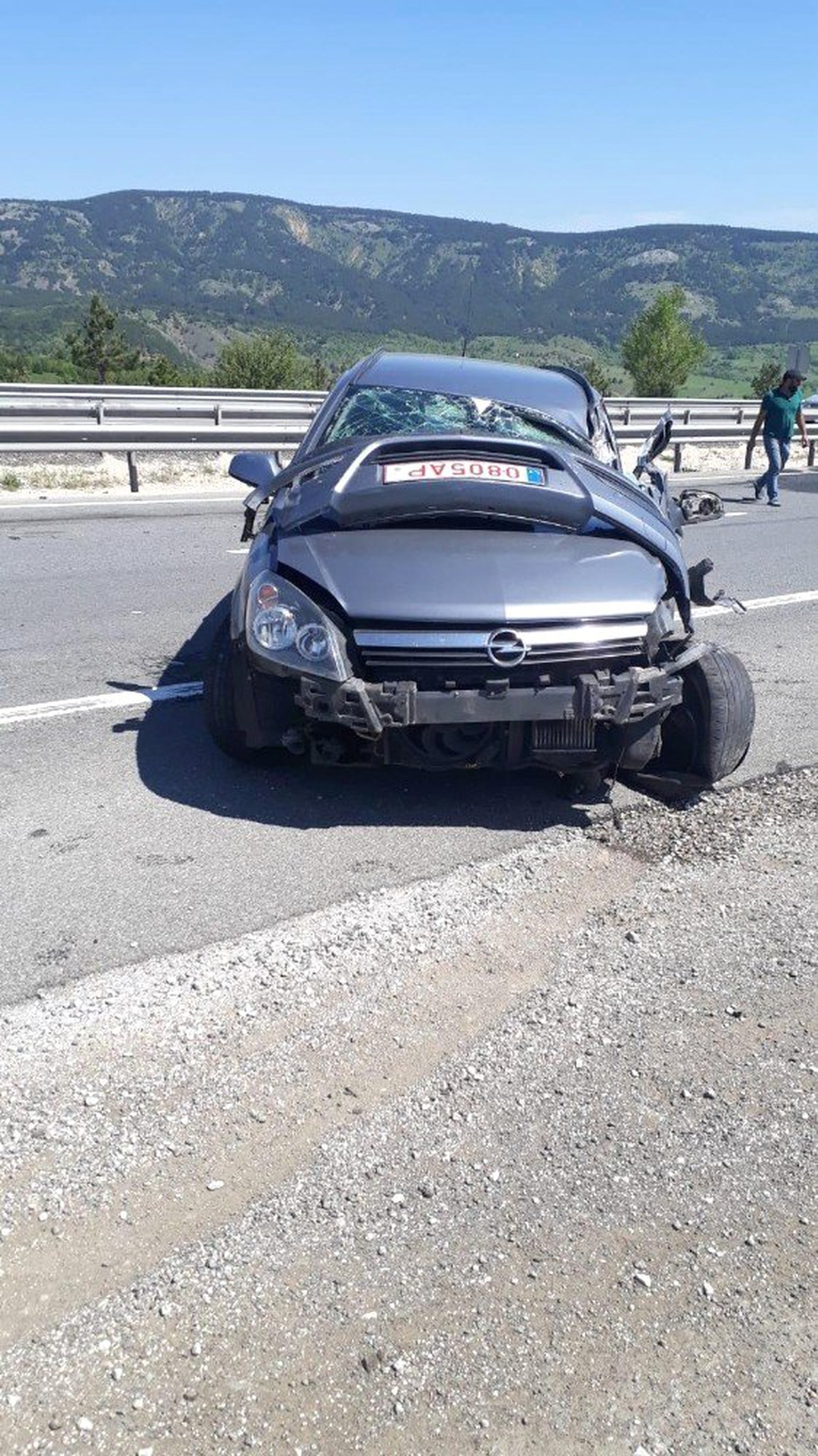 Otomobil, temizlik yapan kamyona arkadan çarptı : 2 yaralı
