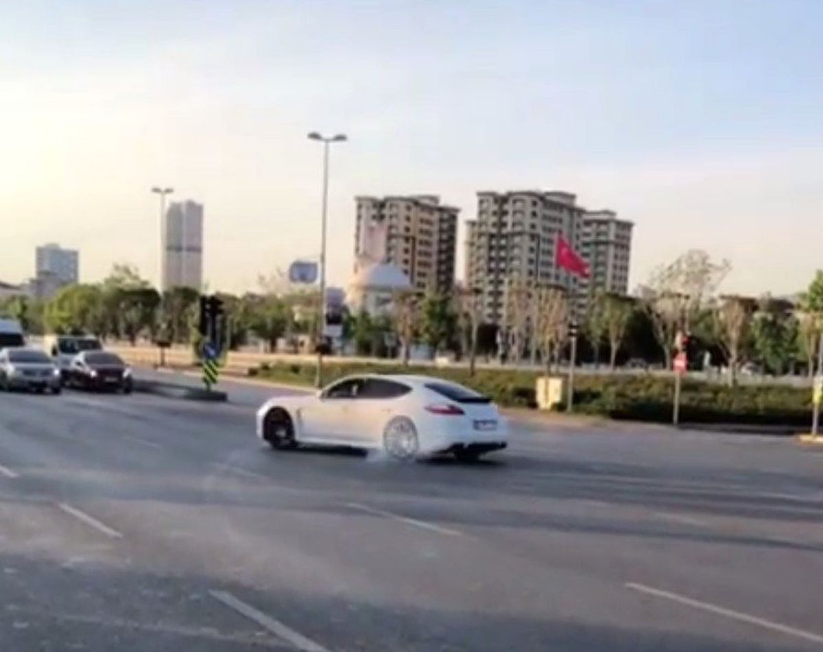 (Özel) Pendik\'te lüks araçlı magandanın yolu kesip drift yaptığı anlar kamerada