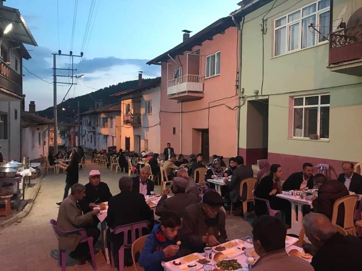 Protokol geleneksel mahalle iftarına katıldı