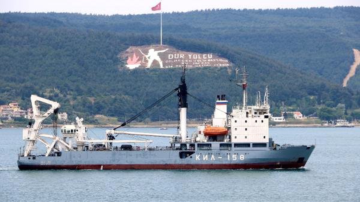 Rus askeri kurtarma gemisi, Çanakkale Boğazı\'ndan geçti