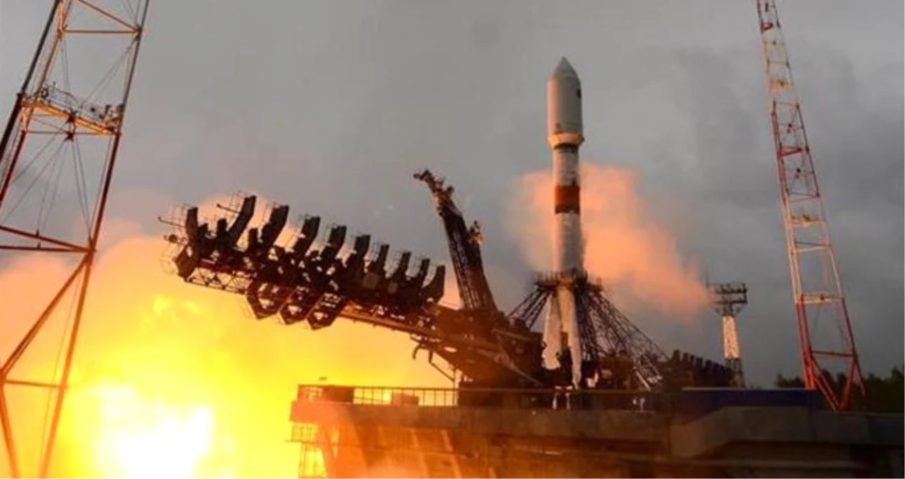 Rusya\'da Uydu Taşıyan Rokete Yıldırım Çarptı