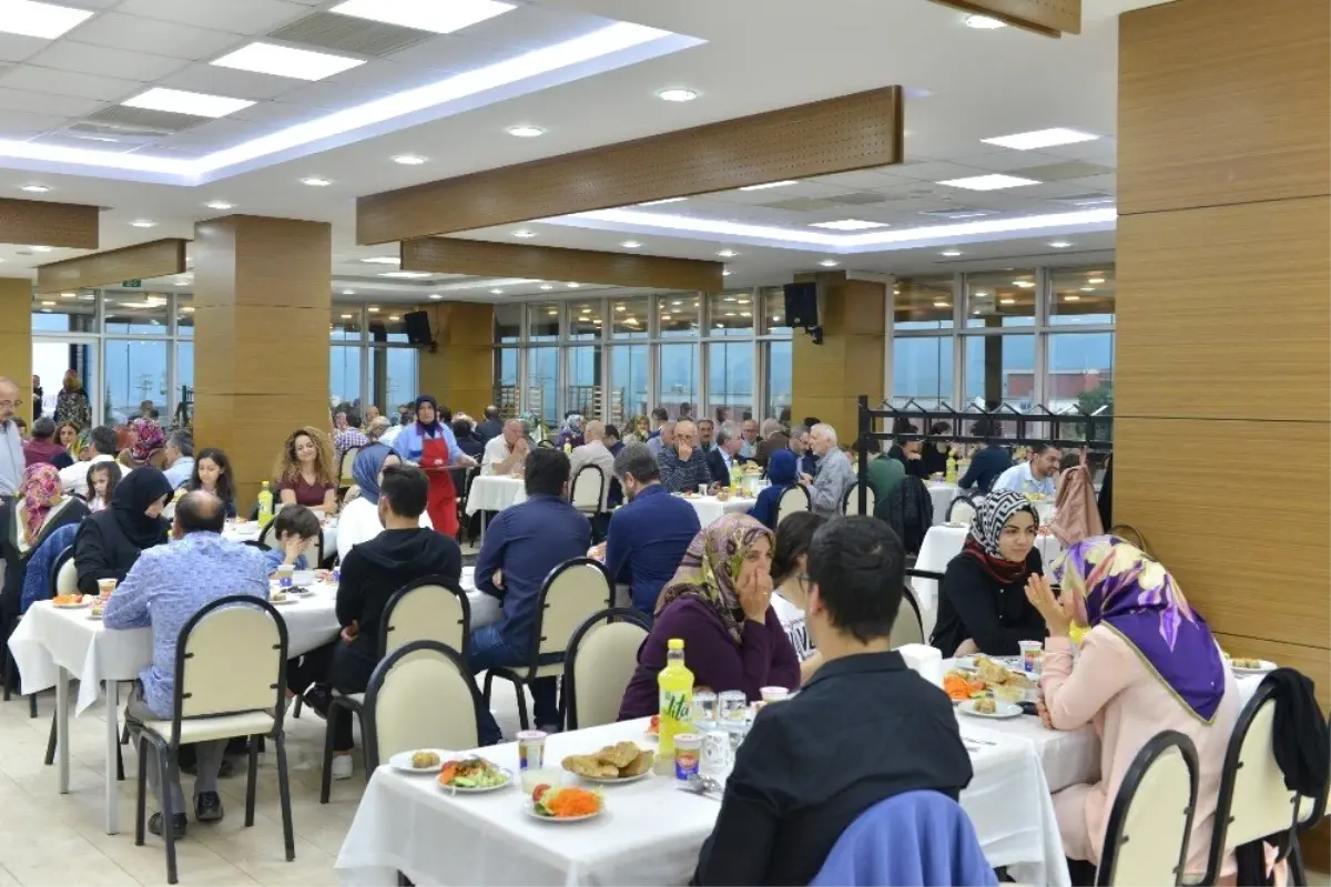 SAÜ personelleri iftarda buluştu