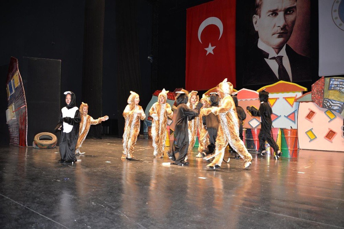 "Sokak Kedileri" adlı oyun çocuklarla buluştu
