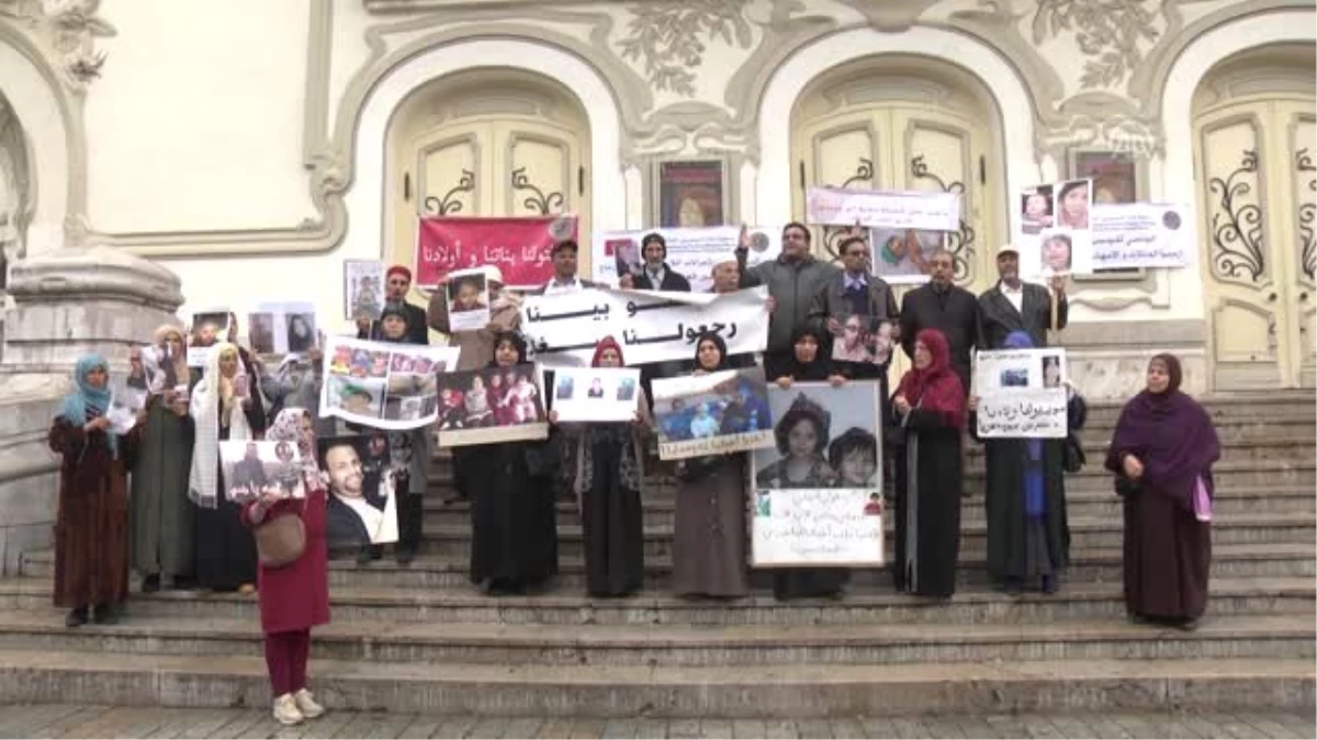 Suriye ve Libya\'da yakınları mahsur kalan Tunuslu ailelerden gösteri