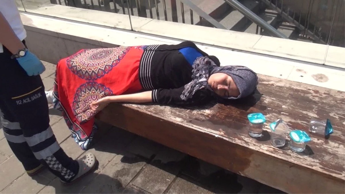Taksim\'de Kadın Turistin Zor Anları! Olduğu Yere Yığılıp Kaldı