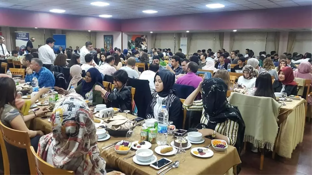 Ümmetin gençleri iftar sofrasında bir araya geldiler