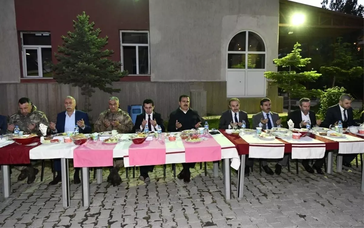 Vali Akbıyık, Hakkari İl Özel İdare çalışanları ile iftarda buluştu