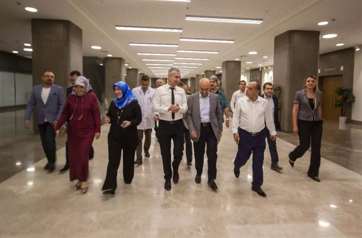 Vali Demirtaş, Adana Şehir Hastanesi çalışanlarıyla iftar yaptı