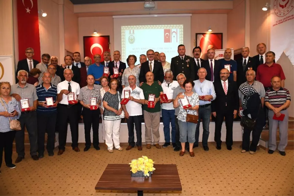 Vali Karaloğlu Kıbrıs Gazilerine Milli Mücadele Madalyası verdi