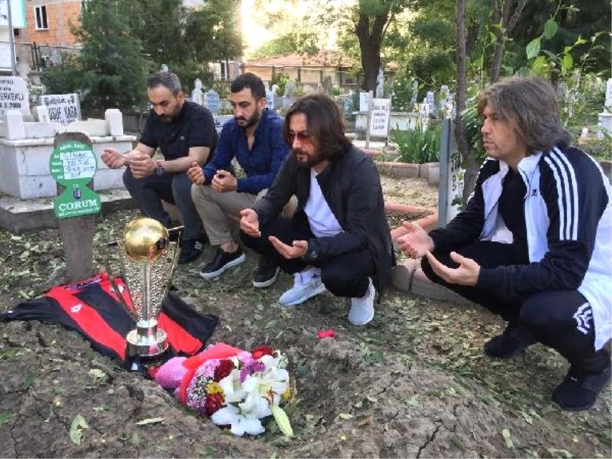 Yeni Çorumspor yönetimi, kupayı kalp krizinden ölen taraftarın mezarına götürdü