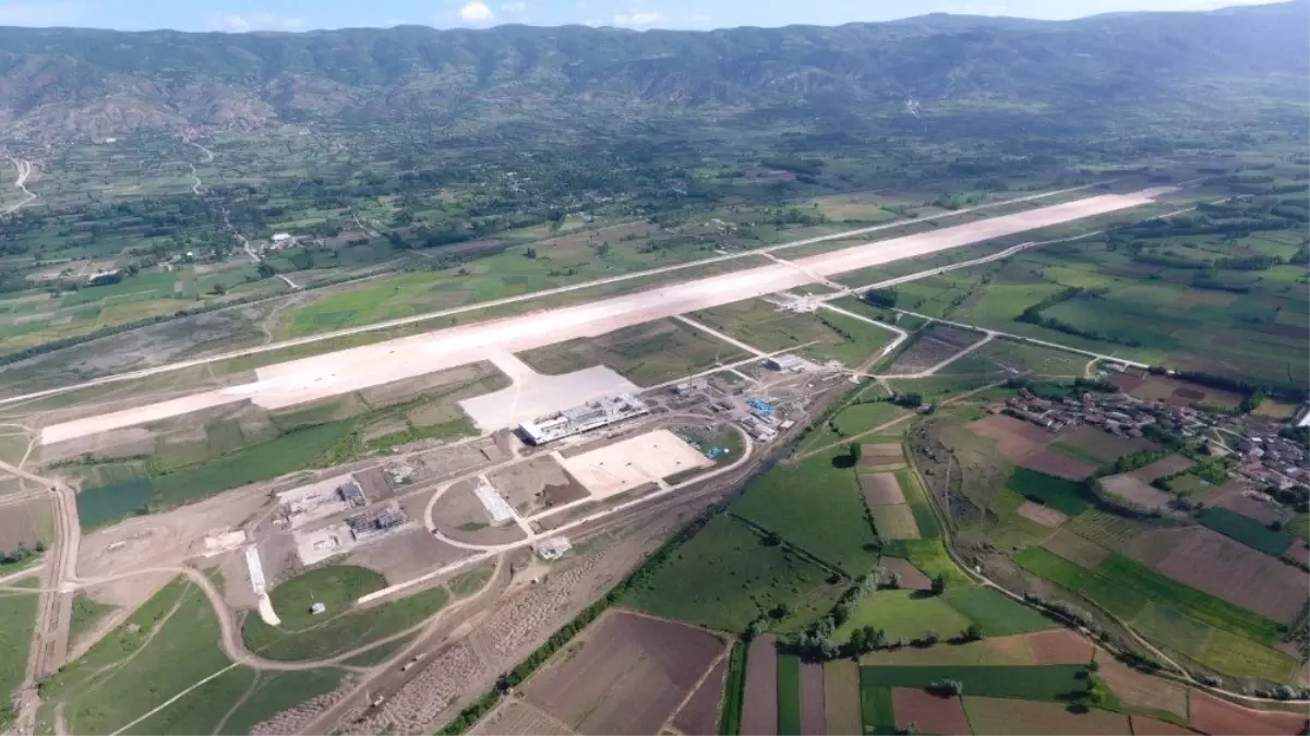 Yeni Tokat Havalimanı pistinde beton çalışması başladı