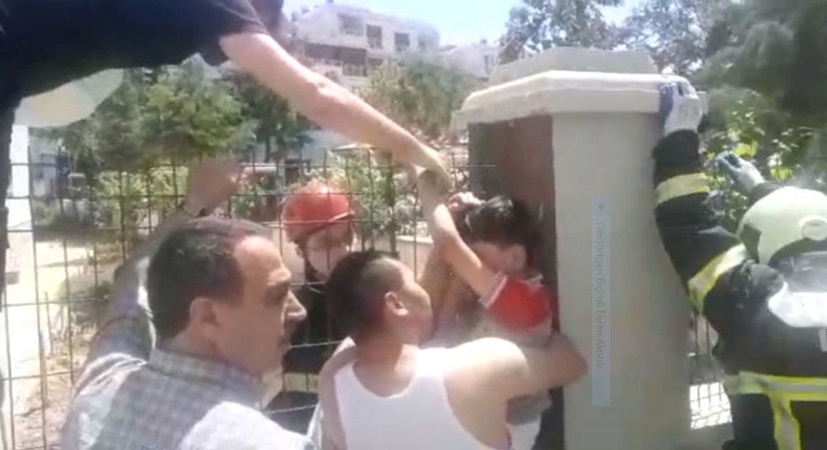 Aksaray\'da oyun oynayan çocuğun eli çitlere saplandı
