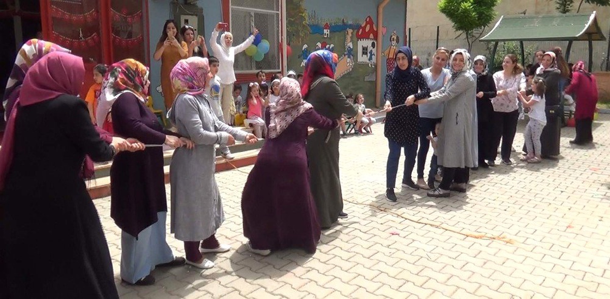 Annelerin halat çekme oyunu yerde sonlandı