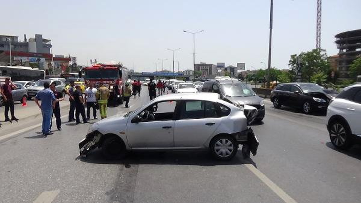 Ataşehir\'de sapağı kaçıran sürücü kazaya neden oldu