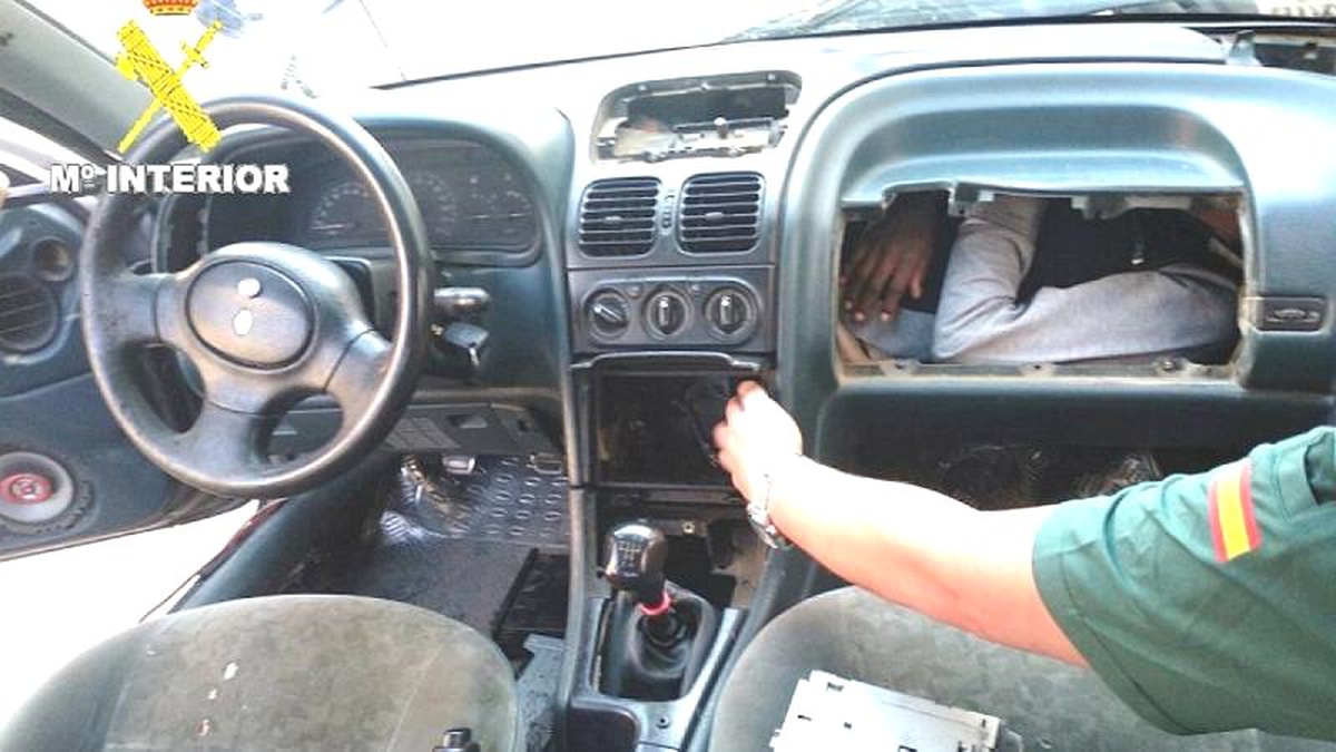 Avrupa\'ya girmek isteyen kaçak göçmenler arabanın torpido gözünde yakalandı