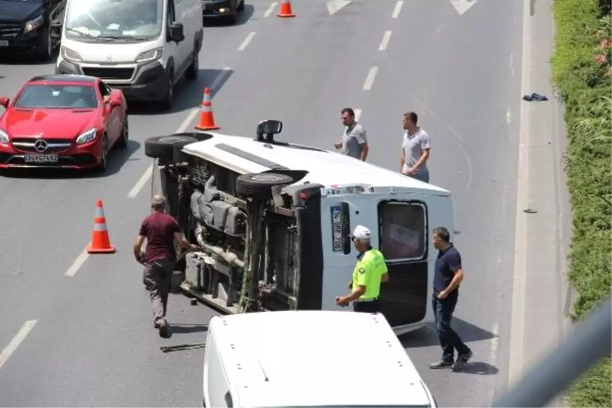 Bağcılar\'da önündeki otomobile çarpan minibüs yan yattı