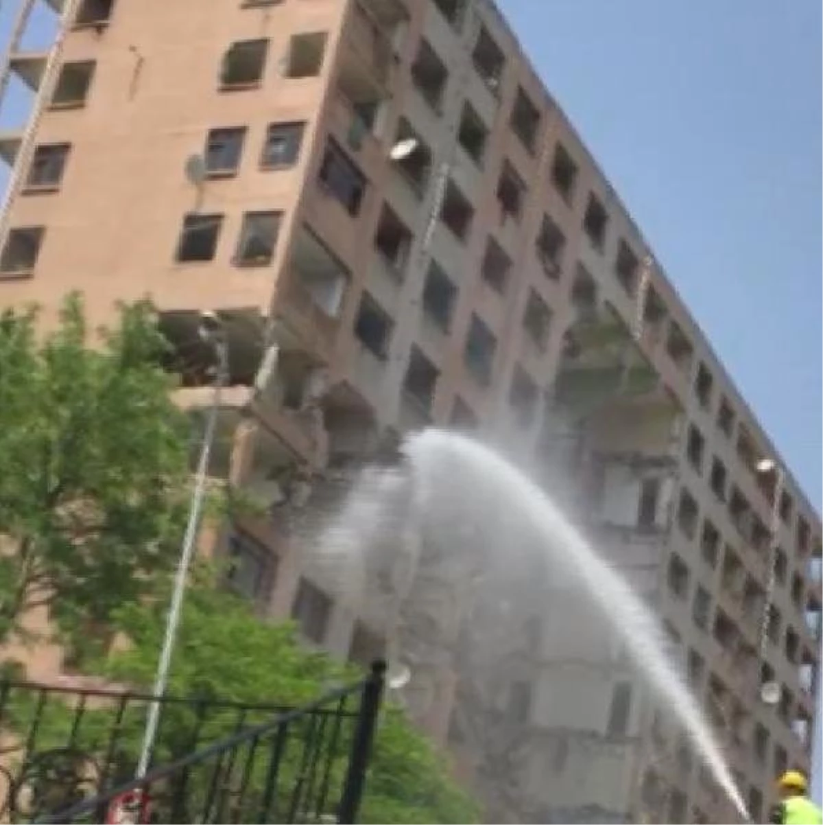 Bahçelievler\'de 11 katlı binanın yıkımı sırasında çökme