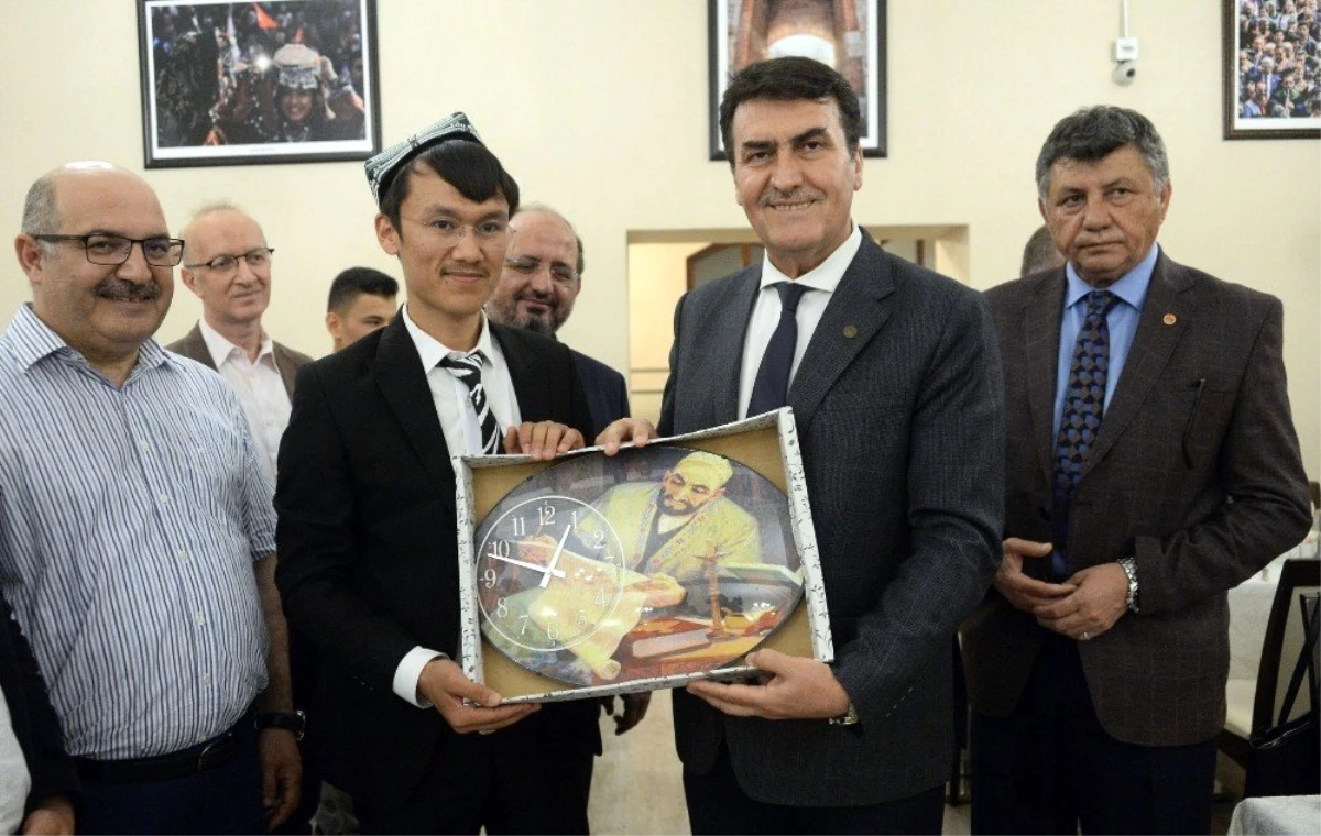 Başkan Dündar, Doğu Türkistanlı öğrencilerle iftarda buluştu