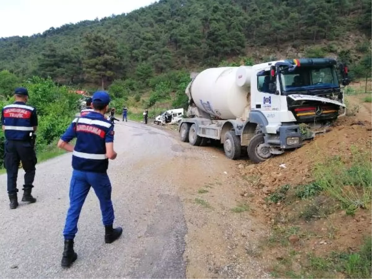 Beton mikseriyle çarpışan aracın sürücüsü öldü