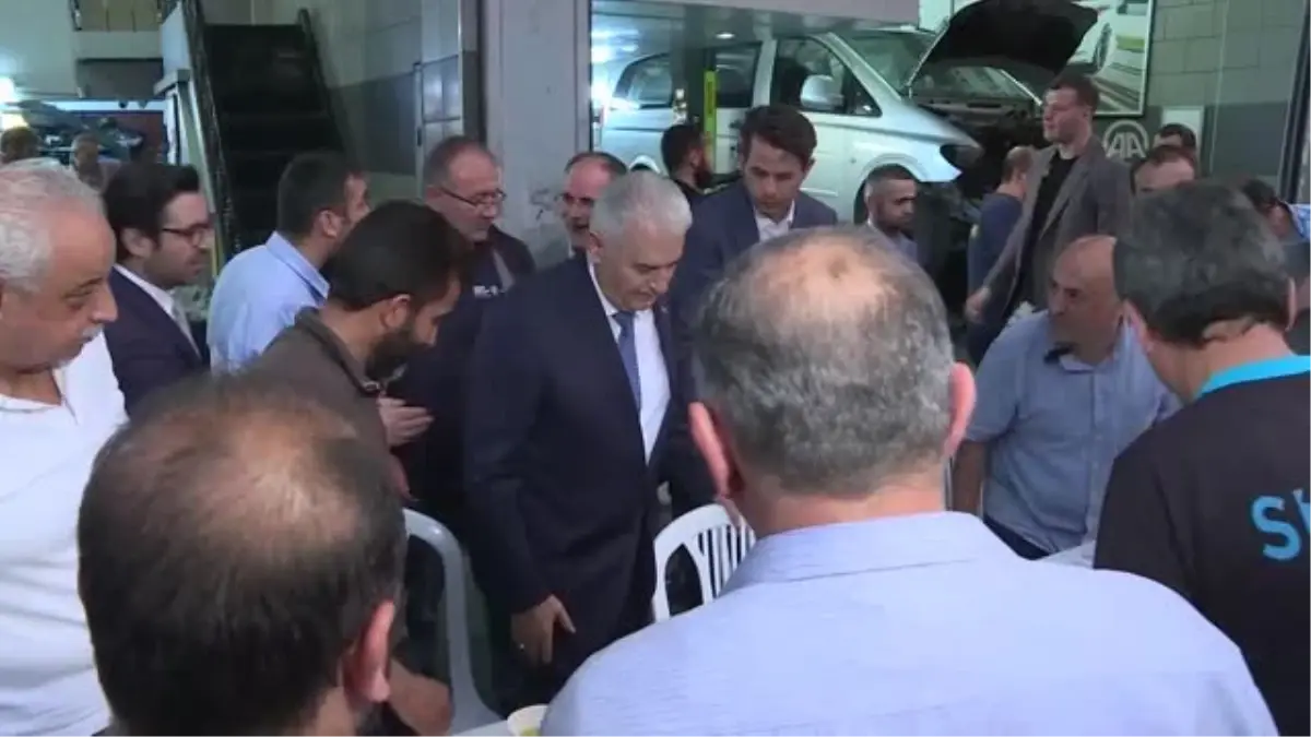 Binali Yıldırım, Maslak\'ta oto sanayi esnafı ile iftar yaptı