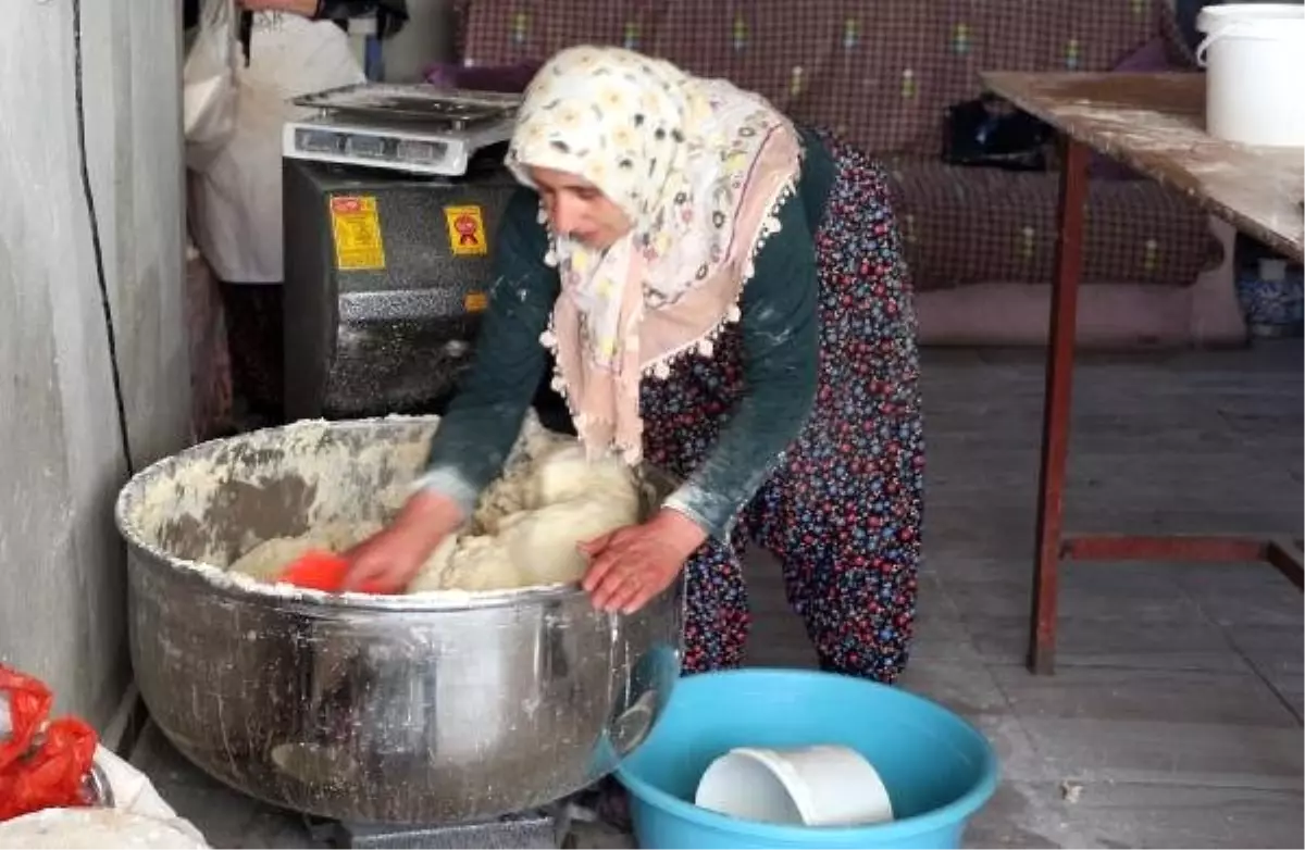 Borç parayla kurduğu tandırda günde 500 ekmek üretip tanesini 1 liradan satıyor