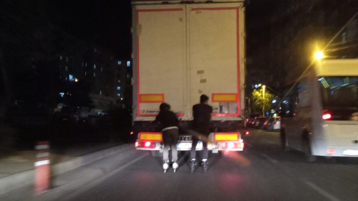 Diyarbakır\'da patenli gençlerin tehlikeli yolculuğu
