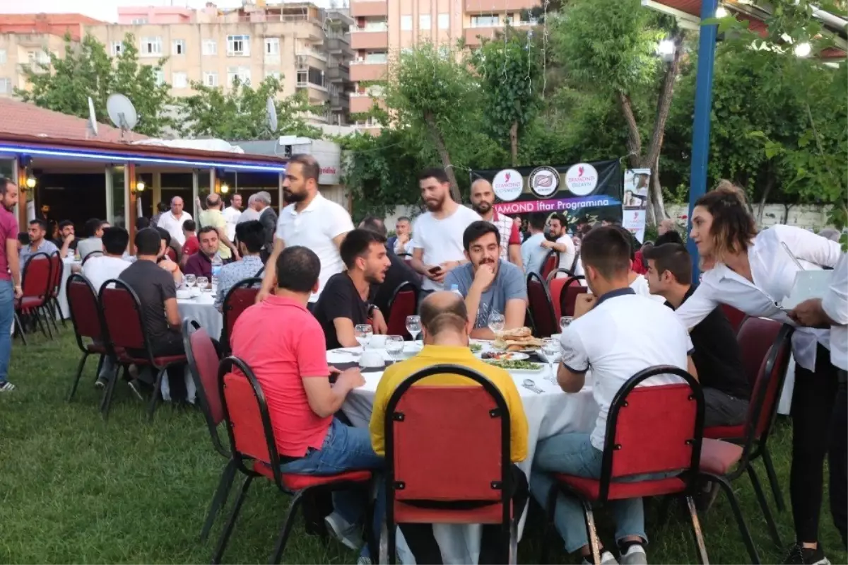 Diyarbakırlı berberler iftar sofrasında buluştu